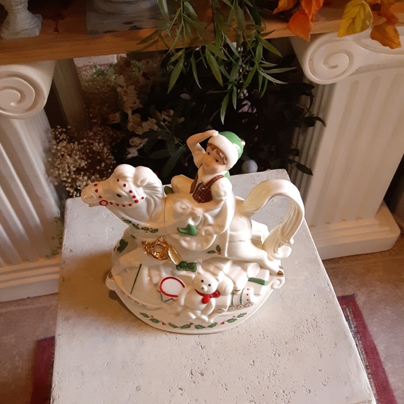 LENOX, SANTA'S HOLIDAY TOY SHOP, Tea Pot - Picture 3 of 9